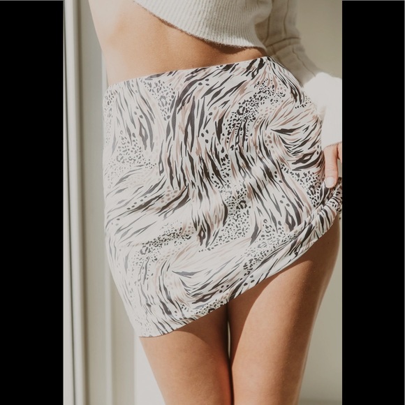 JUDY SKIRT (WEEKEND SALE) - Picture 2 of 3